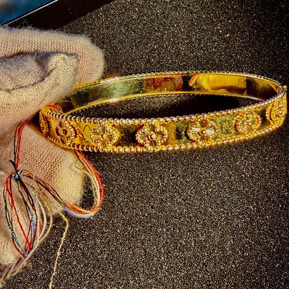 18K solid yellow Pearlee  Bangle Size 18 Brand New